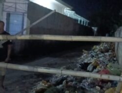 Akibat Tumpukan Sampah, Warga Pasar Baru Blokir Jalan Masuk Kampung