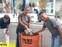 Usai Tanam Bambu Ditanggul Naimana, Wartawan Malaka Mulai Tempatkan Bak Sampah Disudut Kota Betun