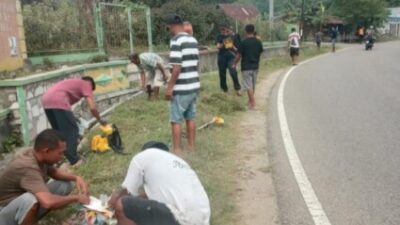 Sambut Pemerintahan Baru SBS-HMS, Masyarakat Gotong Royong Bersihkan Pinggir Jalan dan Jalan Berlubang