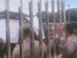PMKRI Malaka Gelar Aksi Demo di Gedung DPRD, Anggota DPRD Mengaku Bingung!