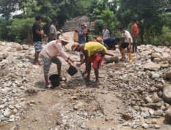 Umat Lingkungan Kakaniuk Gelar Kerja Bakti APP, Bersihkan Belukar dan Perbaiki Jalan Rusak