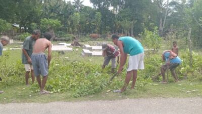 Warga Dusun Wekbelar B, Desa Seserai Gelar Kerja Bakti Bersihkan Semak Belukar di Badan Jalan