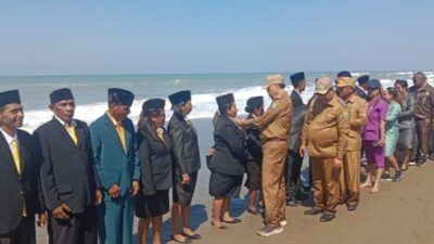 Lantik Kepala Sekolah Di Pantai Motadikin, Bupati SBS Sebut Guru Seperti Matahari