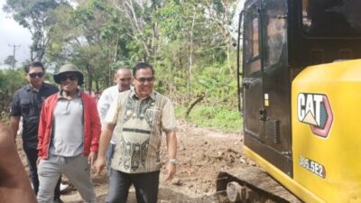 Aksi Nyata Para Kades Sasitamean: Jalan Berlubang Ditimbun, Wabup HMS Beri Apresiasi