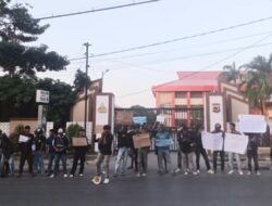 Solidaritas untuk Affan, Aliansi Seribu Lilin Gelar Aksi di Depan Polda NTT