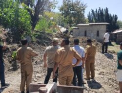 Kades Wehali Bersama Warga Gotong Royong Benahi Longsor, Pemda Malaka Turunkan Eksavator Mini