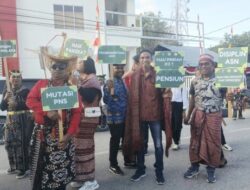 BKPSDM Malaka Curi Perhatian di Karnaval HUT ke-80 RI, Tampilkan Pesan Nyeleneh soal ASN