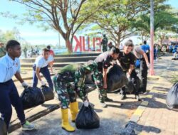 Gotong Royong TNI dan Warga Angkut 20 Kubik Sampah dari Teluk Sawaibu Jelang HUT Ke-80
