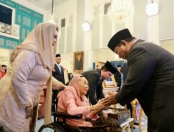 Momen Bersejarah di Istana: Prabowo Samakan Derajat Gus Dur dan Soeharto Sebagai Pahlawan Nasional