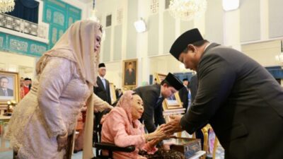 Momen Bersejarah di Istana: Prabowo Samakan Derajat Gus Dur dan Soeharto Sebagai Pahlawan Nasional