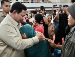 Tak Terduga! Pelukan Seorang Ibu Bikin Prabowo Terhenti di Tengah Kunjungan Bencana