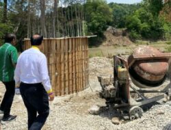 Kepemimpinan Hadir di Lapangan: SBS Tinjau Pembangunan Jembatan Gantung Numbei