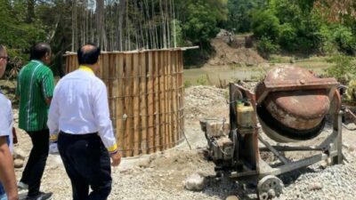 Kepemimpinan Hadir di Lapangan: SBS Tinjau Pembangunan Jembatan Gantung Numbei