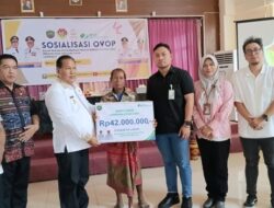 Wabup Malaka Henri Melki Simu Serahkan Santunan BPJS Ketenagakerjaan kepada Warga