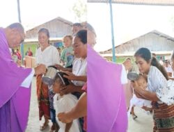 Puluhan Anak Terima Sakramen Baptis di Gereja St. Antonius Padua Kleseleon