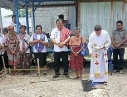 Wabup Malaka Henri Simu Dampingi Nenek Yosefina Abuk Saat Peletakan Batu Pertama Rumah Baru