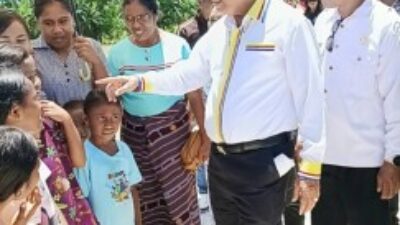 Kedekatan Bupati Malaka SBS dengan Anak-Anak SD Terlihat Saat Tinjau Tanggul