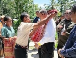 Penuh Kebersamaan, Bupati SBS Disalendangi Kain Adat Saat Tiba di Desa Oanmane