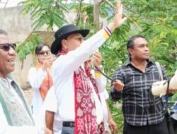 Lambaian Tangan dari Seberang Kali: Momen Mengharukan Bupati Malaka di Pembangunan Jembatan Gantung Numbei
