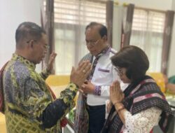 Sentuhan Iman di Momen Spesial, Bupati SBS dan Ketua TP PKK Terima Berkat Paskah