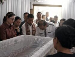 Di Tengah Nuansa Paskah, Bupati Malaka Melayat ke Rumah Duka Eks Bupati Belu