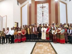 Hadiri Sabtu Haleluya Bersama Keluarga di Kaputu, Bupati SBS Puji Gereja Mewah dan Koor Memukau