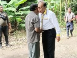 Momen Haru di Rumah Duka: Bupati Malaka SBS Bertemu Sahabat Lama Saat Melayat di Kakaniuk