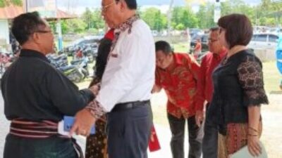 Dari Pemimpin untuk Umat: Bupati SBS Hadiri Ibadah Jumat Agung di Besikama