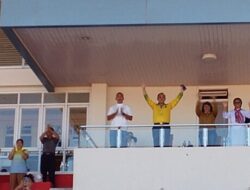 Bukan Sekadar Menonton, SBS dan Istri Hadir Menjadi Penyemangat PS Malaka di Stadion Oepoi