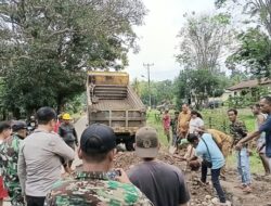 Demi Keselamatan Warga, Wabup Malaka HMS Bersama TNI-Polri Gotong Royong Perbaiki Jalan Berlubang