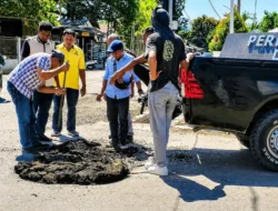 Gerak Cepat PUPR Malaka Tambal Jalan Berlubang di Simpang Empat Betun Demi Keselamatan Pengendara