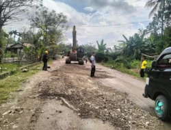 Respons Keluhan Warga, Dinas PUPR Malaka Perbaiki Jalan Rusak di Depan Pasar Bestaek