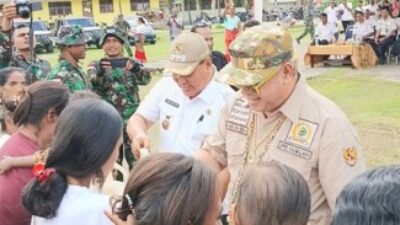 TMMD Ke-129 di Malaka Hadirkan Kepedulian, Wabup HMS dan Ketua DPRD Bagikan Sembako untuk Masyarakat