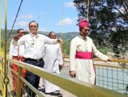 Momen Bersejarah di Numbei, Bupati SBS Resmikan dan Uskup Atambua Berkat Jembatan Gantung