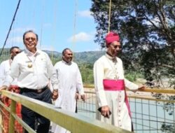 Penantian Masyarakat 81 Tahun Terbayar, Senyum Bahagia Bupati Malaka SBS di Atas Jembatan Gantung Numbei