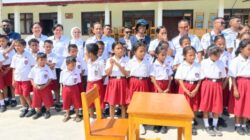 Semangat Kemanusiaan PMI Malaka Menyentuh Sekolah, 30 Meja dan Kursi Diserahkan ke SDK Hanono Boas