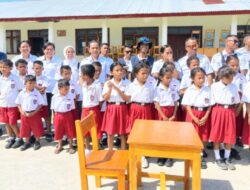 Semangat Kemanusiaan PMI Malaka Menyentuh Sekolah, 30 Meja dan Kursi Diserahkan ke SDK Hanono Boas