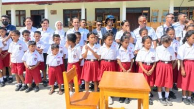 Semangat Kemanusiaan PMI Malaka Menyentuh Sekolah, 30 Meja dan Kursi Diserahkan ke SDK Hanono Boas